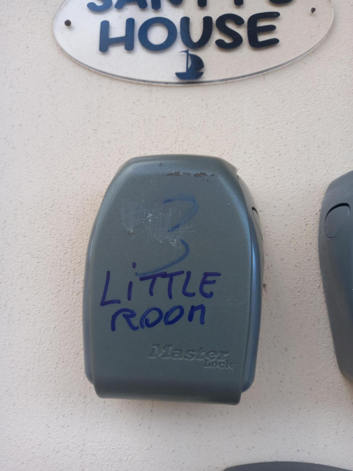 A Santy'S Rooms-Bagnocondiviso Sharedboth Room2Piano-No Lift-3Chilom A Piedi Xaeroporto-A Pagamento Shuttle Air Condizextra Bed Extrabed For A Fee-3 Minuti Bus Xfieradiroma-10 Minutes Stop Bus To Rome In50 Minutes Trafficpermitting Are You To Rome Fiumicino Quarto foto